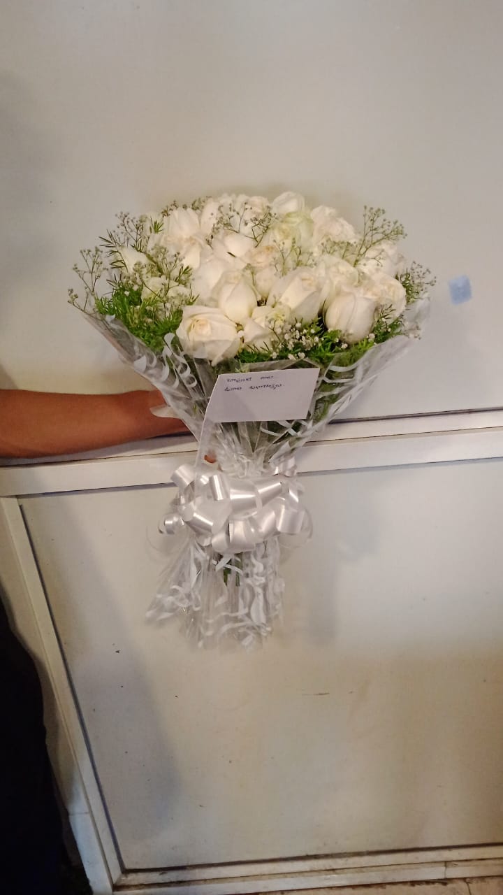 15 white roses bouquet